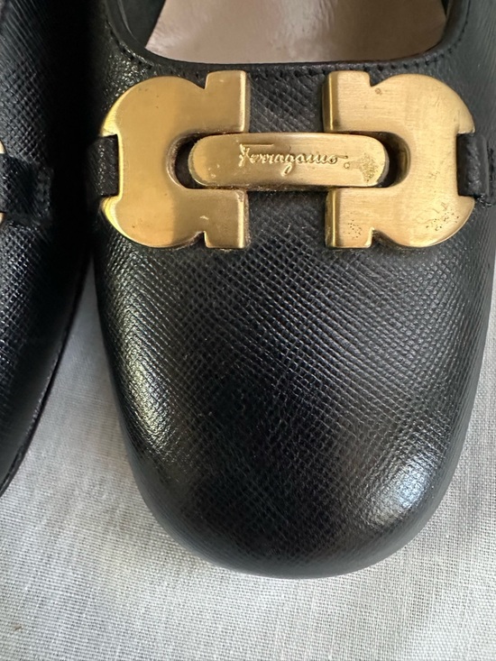 Salvatore Ferragamo Boutique Black Leather Pumps Size 8C Gold Gancini Italy - Picture 5 of 15